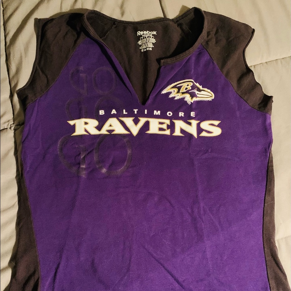M-L women’s Raven little sleeve tee, great condition!